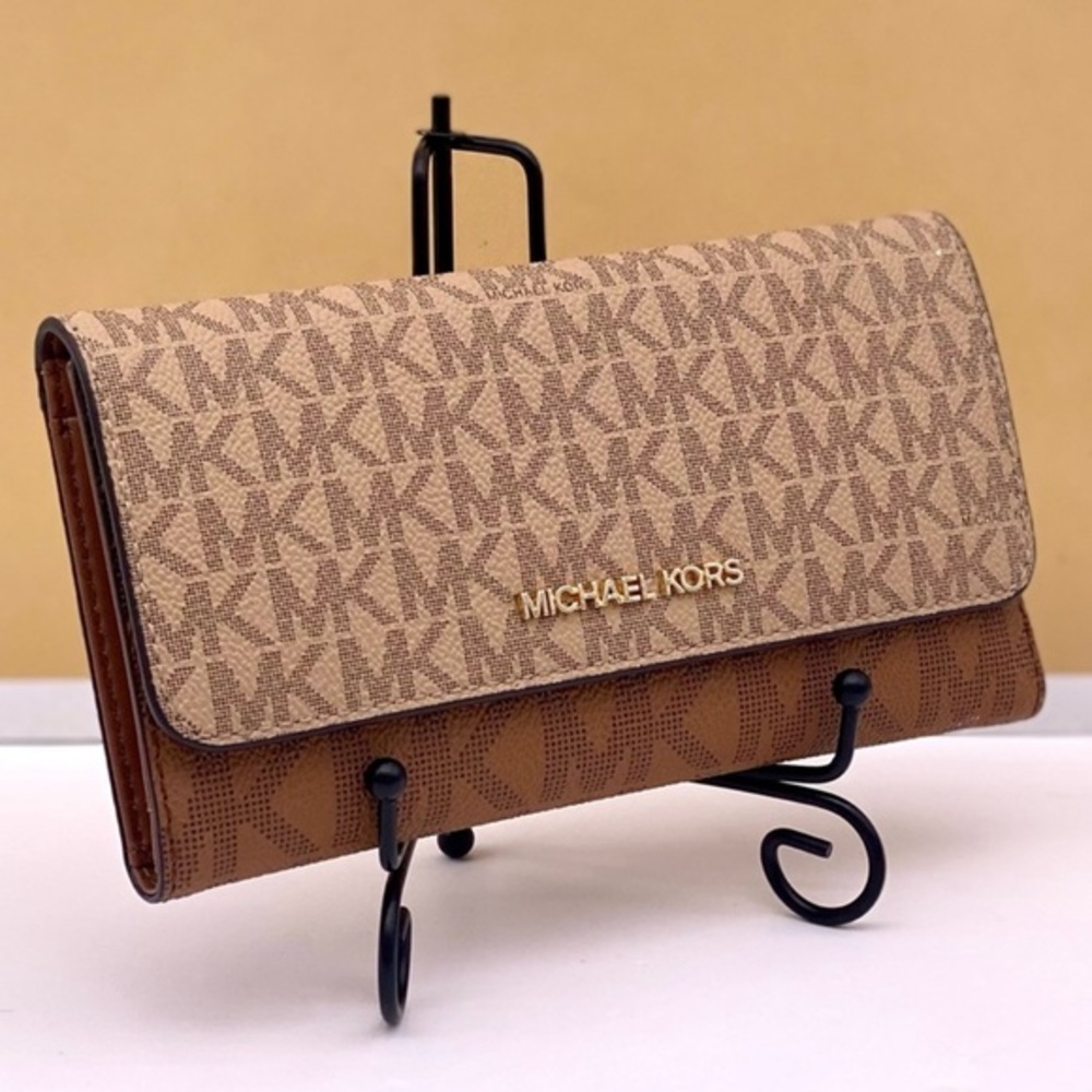 MICHAEL KORS Jet Set Travel Signature
Logo Trifold Wallet